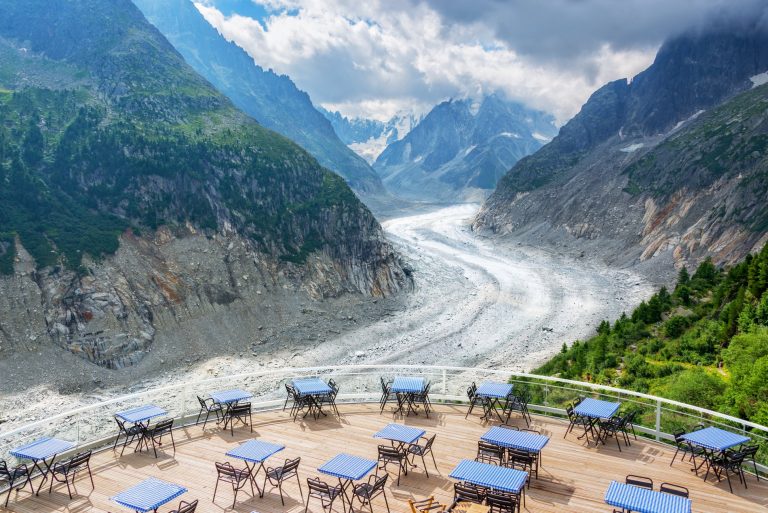 Vue sur le glacier Mer de Glace, dans le massif de Chamonix - raod trips